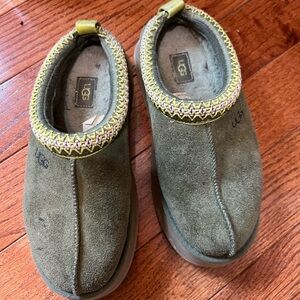 Ugg Tazz Tasman Platform Slippers Beautiful Mustard Seed
Small stain on top.